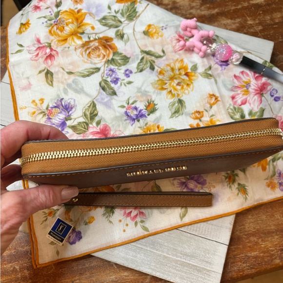 Michael Kors Jet Set Travel Brown Saffiano Leather continental zip aroundWallet - Picture 3 of 12